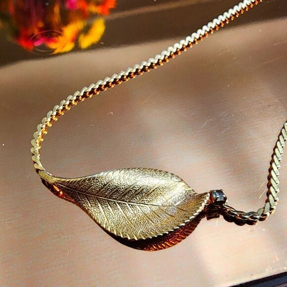 Vintage Jewelry - 🐢 Golden Leaf necklace. Vintage glam!